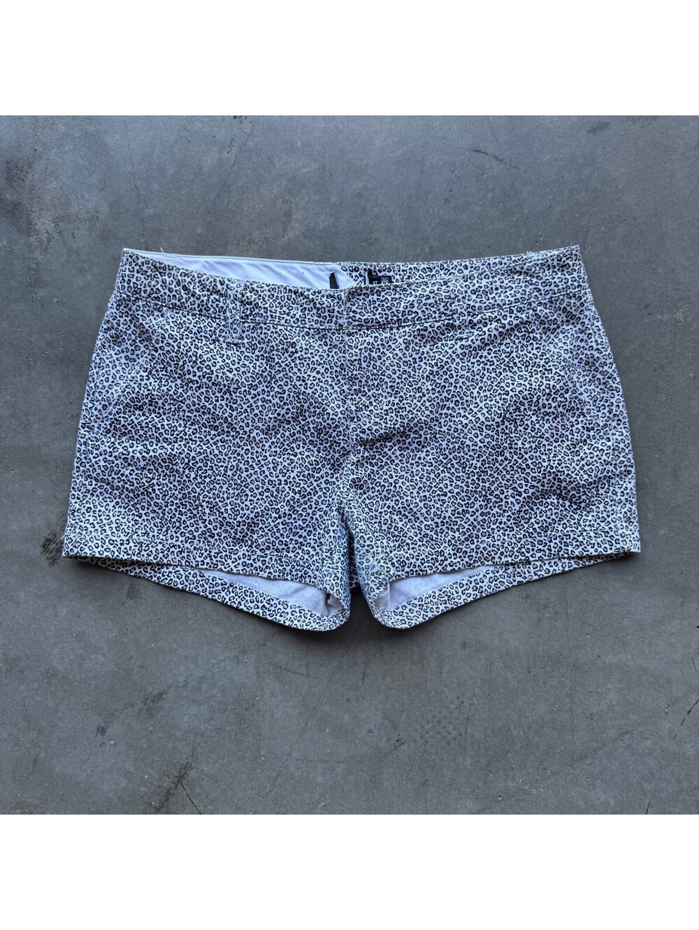 Vintage Y2K Womens Volcom Low Rise Leopard Print Mini Shorts